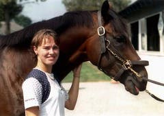 Tennis und Reiten als grosse Leidenschaften: Martina Hingis macht nach den US-Open 1996 einen Abstecher in einen Reitstall. (Bild: Keystone)