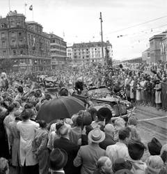 Am 19. September 1946 besucht Winston Churchill, damals Oppositionsführer, die Schweiz. Tausende säumen die Strassen, als der ehemalige britische Premier vom Flughafen Dübendorf zum Münsterplatz gefahren wird. (Bild: Keystone)