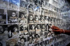 In der forensischen Abteilung des medizinischen Fakultät von Bhopal erinnern Fotos von Opfern an die Giftgaskatastrophe. (Bild: Keystone)
