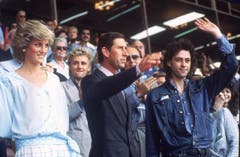 Prinzessin Diana und Prinz Charles mit Bob Geldorf, rechts, am Live Aid Koncert im Wembley Stadion. (Bild: Joe Schaber/AP (London, 13. Juli 1985))