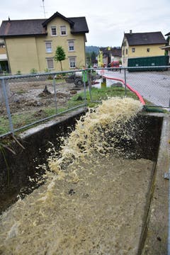 Zahlreiche Keller wurden überflutet - hier wird gerade das Wasser abgepumpt. (Bild: Mario Testa)