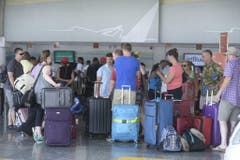 Hunderte von kanadischen Touristen verlassen die Dominikanische Republik aus Angst vor dem Tropensturm. (Bild: Keystone)