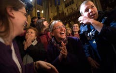 Die Peruanerin Valentina Bruner (Mitte) freut sich in der St.Patrick's Catherdral in New York über die Wahl des ersten lateinamerikanischen Papstes. (Bild: Keystone)