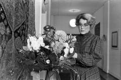 Blumen für Lilian Uchtenhagen 1983, als sie die Nachfolge von Willi Ritschard hätte antreten sollen. (Bild: Keystone)