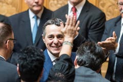 Ignazio Cassis, FDP-TI, Mitte, freut sich über seine Wahl. (Bild: Keystone)