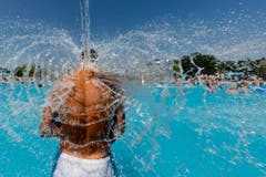Ein Mann kühlt sich im Schwimmbad Bellerive in Lausanne ab. (Bild: Keystone)