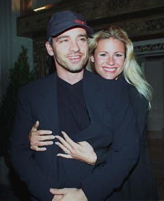 Da waren sie noch glücklich: Schmusesänger Eros Ramazzotti und Michelle Hunziker vor ihrer Hochzeit im Jahr 1998. (Bild: Keystone)