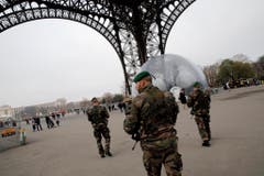 Sicherheitskräfte beim Eiffelturm: In Paris wurde nach der Attacke die höchste Terrorwarnstufe ausgerufen. (Bild: Keystone)