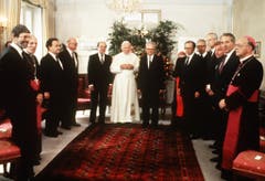 Der Gesamtbundesrat empfängt am 14. Juni 1984 Papst Johannes Paul II in Bern. (Bild: Keystone)