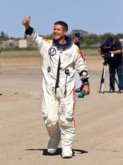Daumen hoch: Felix Baumgartner hat den Sprung heil überstanden. (Bild: Keystone)