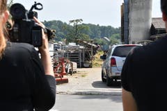 Alle TV-Kameras sind auf den Hof von Bauer K. gerichtet. (Bild: Manuel Nagel)