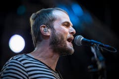 Ein Höhepunkt zum Schluss des Festivals: Peter Brugger, Sänger der Sportfreunde Stiller. (Bild: Luca Linder)