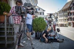 Schon lange vor Jan Ullrichs Ankunft haben sich Fotografen und Kameraleute in Position gebracht. (Bild: Benjamin Manser)