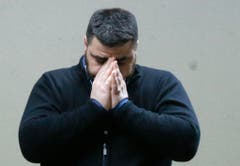 Ein bestürzter Mann hat in Düsseldorf Kenntnis vom Absturz der Maschine erhalten. (Bild: Keystone)