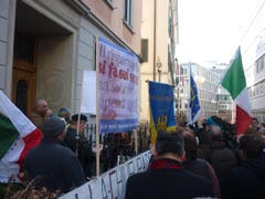 Mit Transparenten und Fahnen machten die Italiener mobil. (Bild: Daniel Walt)