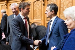 Bundesratskandidat Ignazio Cassis, FDP-TI, rechts, wird vom interimistischen FDP-Fraktionschef Beat Walti, FDP-ZH, begrüsst während der Ersatzwahl in den Bundesrat. (Bild: Keystone)