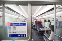 Die Maquette des Triebzugs "Giruno" von Stadler Rail in Bussnang. Der Hochgeschwindigkeitszug "Giruno" der SBB nimmt erste Formen an. Hersteller Stadler Rail hat zusammen mit der SBB ein 1:1 Holzmodell gebaut, um die verschiedenen Bereiche des neuen Zuges (Bild: Urs Bucher)