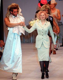 Am 30. Juni 1997 zeigt sich Vivienne Westwood mit den Models auf dem Laufsteg nach der Präsentation der Sommerkollektion für Männer. (Bild: Keystone)
