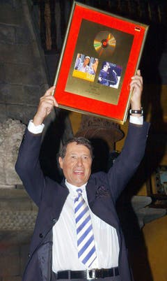 Udo Jürgens erhält am 28. Mai 2004 für sein Album "Es lebe das Laster" eine goldene Schallplatte und freut sich darüber. (Bild: Keystone)