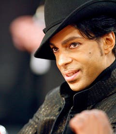 Adrett bis in die Haarspitzen: Bei seinen öffentlichen Auftritten, hier als Zuschauer bei einem Basketball-Spiel im Jahr 2007, achtete Prince auf jedes Detail und ging selten ohne Make-up aus dem Haus. (Bild: Keystone)