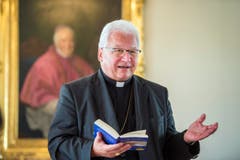 Markus Büchel, St.Galler Bischof: Das Kind in der Krippe will erwachsen werden, in und durch uns. Die Gottesbotschaft Jesu ist nicht ausgeschöpft. Ich wünsche, dass viele Menschen seine Menschenfreundlichkeit, seine Gerechtigkeit und Barmherzigkeit in ihren konkreten Alltag hinein buchstabieren. So können wir über alle Verschiedenheiten hinweg einen guten und respektvollen Weg miteinander finden und vertiefen. Und welcher Person ich etwas schenken würde? Einem betagten Menschen, der sich nicht traut, von seiner Bedürftigkeit zu sprechen. (Bild: Archiv)
