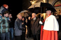 Vor der Kirche Trogen wird Hans Altherr von der Bevölkerung begrüsst. (Bild: Keystone)