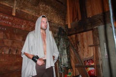 Der 27-jährige Berner Thomas Sempach trägt Kapuze und posiert in der Alphütte. (Bild: www.dieboesen.ch)