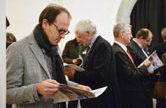 Die Besucher studieren das am Samstag erscheinende "who is who"-Magazin. (Bild: Reto Martin)