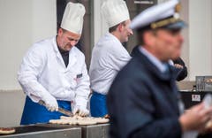 Köche grillieren Würste für die Romanshornerinnen und Romanshorner. (Bild: Reto Martin)