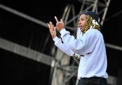 Voll konzentriert und das Publikum im Visier: ASAP Rocky auf der Frauenfelder Open-Air-Bühne. (Bild: Reto Martin)