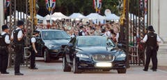 Das Geburtsdokument wird zum Buckingham Palace gebracht. (Bild: Keystone)