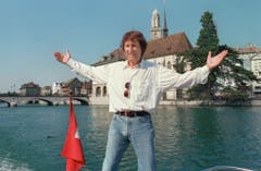2. August 1994: Udo Jürgens posiert vor der Wasserkirche in Zürich. (Bild: Keystone)