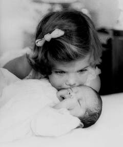 Caroline Kennedy (3) küsst ihr Brüderchen John F. Kennedy Jr., Aufnahme aus dem Jahr 1961 in Palm Beach, Florida. (Bild: Keystone)