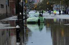 Autos stecken in Manhattan im Wasser fest. (Bild: Keystone)