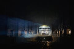 Der grosse Moment: Langsam wird die "Euregia" in die renovierte und vergrösserte Werft gezogen. (Bild: Reto Martin)