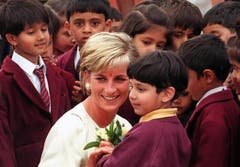 Prinzessin Diana trifft Kinder während ihrem Besuch des Neasden-Tempels im Londoner Stadtteil Brent. (Bild: Gerry Penny/AP (London, 6. Juni 1997))