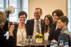 Der strahlende Sieger: Walter Schönholzer im Kreis seiner Familie. (Bild: Reto Martin)
