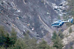 Ein Helikopter überfliegt die Absturzstelle. (Bild: Keystone)