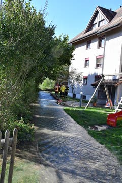 Feuerwehrleute haben eine Wassersperre errichtet. Der Rohrbruch ereignete sich oben links im Bild. (Bild: Manuel Nagel)