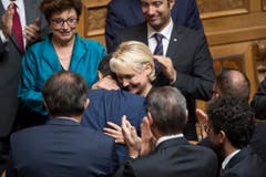Die unterlegene Isabelle Moret gratuliert Ignazio Cassis. (Bild: Keystone)