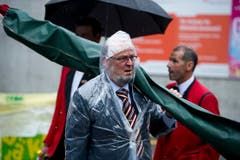 Ohne Regenpelerinen und Schirme ging nichts. (Bild: Michel Canonica)