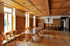Stühle in Reih und Glied: Das Refektorium des Kapuzinerklosters. (Bild: Hanspeter Schiess)