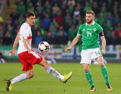 Fabian Schär (SUI) gegen Stuart Dallas (NIR). (Bild: Jonathan Porter/freshfocus)