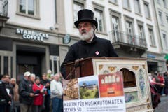 Ein Drehorgelspieler der Gruppe "Kirchenland Schwarzbubenland". (Bild: Keystone)