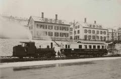 Eine Dampflokomotive und eine Elektromotorwagen präsentieren sich 1930 oder 1931 im winterlichen Güterbahnhof St.Gallen. (Bild: Stadtarchiv der Ortsbürgergemeinde St.Gallen)