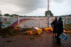 Fassungslosigkeit: Das Turnfest wurde bereits zum zweiten Mal von einem Sturm heimgesucht. (Bild: Keystone)