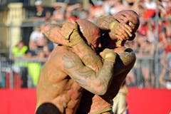 CALCIO, FIORENTINO, HISTORISCH, TRADITION, AMATEURE, MANN, OBERKOERPER, NACKT, SANDIG, SAND, SPIELPLATZ, GERANGEL, SCHMUTZIG, MAENNER, KOERPER, KAMPF, SIEG, SPIEL (Bild: Keystone)