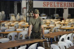 Zivilschutz und Militär helfen beim Aufbau mit. (Bild: Hanspeter Schiess)