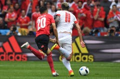 Ergys Kace (l) zieht an den Shorts von Valon Behrami. (Bild: Keystone)