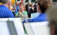 Sonja Wiesmann, die frisch gebackene höchste Thurgauerin, erhält die Partitur des eigens für sie geschriebenen "Wiesmann-Marsch". (Bild: Reto Martin)